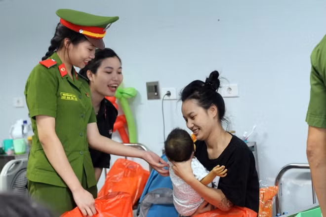 "Trung Thu Hồng" đã diễn ra trong không khí ấm áp, tươi vui.