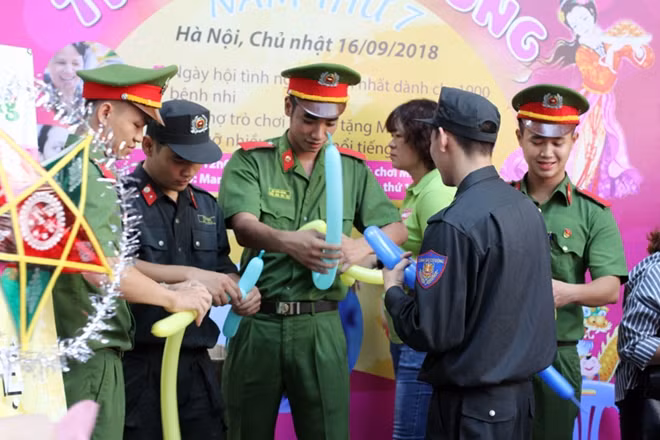 Rất nhiều bóng bay được chính các cán bộ, chiến sĩ chuẩn bị.