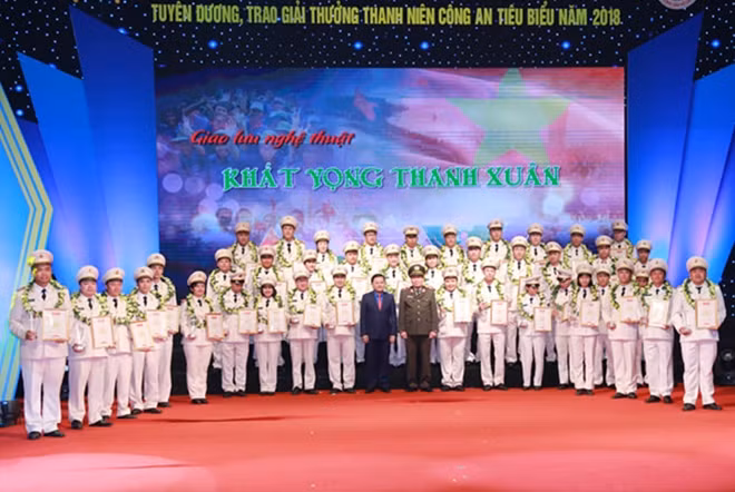Thiếu tướng Đào Gia Bảo, Cục trưởng Cục Công tác đảng và công tác chính trị; đồng chí Nguyễn Anh Tuấn, Bí thư Thường trực Trung ương Đoàn Thanh niên Cộng sản Hồ Chí Minh và 44 Thanh niên Công an tiêu biểu năm 2018.