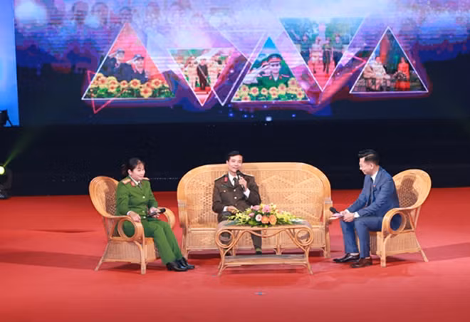 Các đại biểu giao lưu tại chương trình.