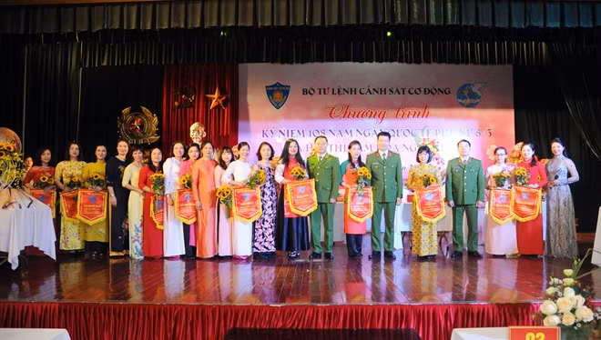 Ban Tổ chức và các đội tham gia Hội thi cắm hoa.
