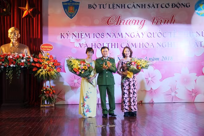 Trung tướng Phạm Quốc Cương, Tư lệnh CSCĐ; Trung tướng Đỗ Đức Kính, Chính ủy Bộ Tư lệnh CSCĐ trao tặng những lẵng hoa tươi thắm và gửi lời chúc mừng tới Hội Phụ nữ Bộ Công an, Hội Phụ nữ Bộ Tư lệnh CSCĐ…