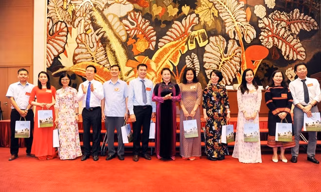 Chủ tịch Quốc hội Nguyễn Thị Kim Ngân và Trưởng ban Tuyên giáo Trung ương Võ Văn Thưởng tặng quà lưu niệm đại diện các nhà báo tiêu biểu.