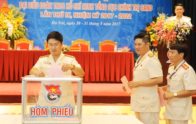 Các đại biểu bỏ phiếu bầu Ban Chấp hành Đoàn TN Tổng cục Chính trị CAND lần thứ IX.