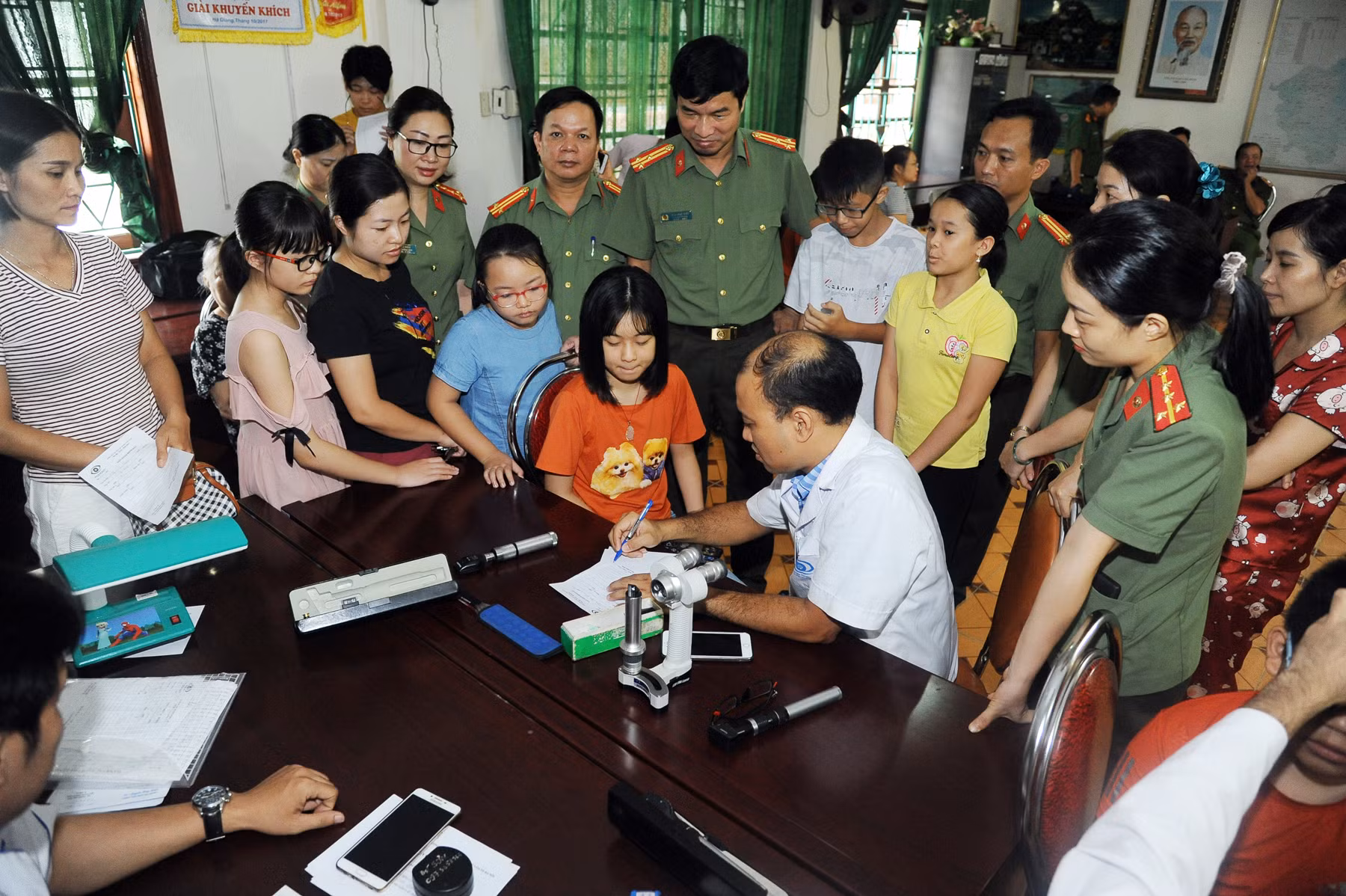 Khám, mổ mắt miễn phí cho nhân dân nơi địa đầu Tổ quốc