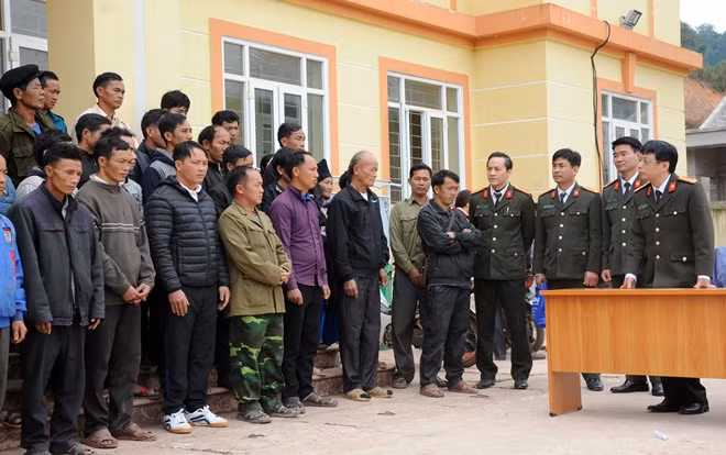Đại tá Phạm Quang Khải, Phó Tổng Biên tập Báo CAND phát biểu, động viên bà con nhân dân xã Nậm Vì.