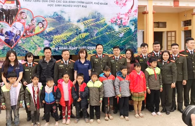 Thiếu tướng, PGS.TS Phan Xuân Tuy – Phó Giám đốc Học viện trao quà, động viên các em nhỏ.