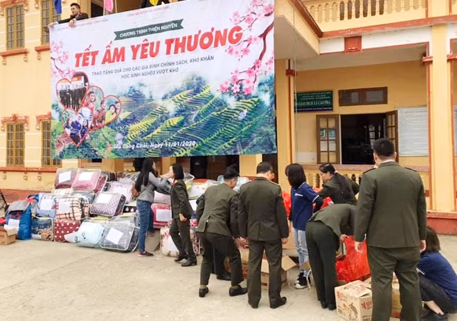 Từ sớm, đoàn công tác đã có mặt, sắp xếp quà tặng bà con huyện Mù Căng Chải.