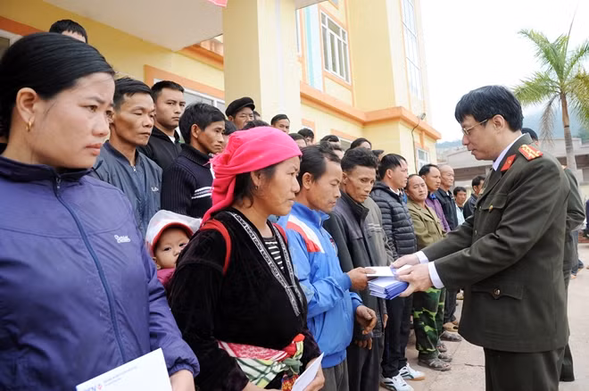 Đại tá Phạm Quang Khải và đoàn công tác trao quà tặng bà con nhân dân xã Nậm Vì.