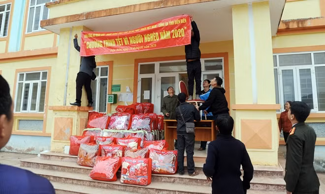 Vượt qua hơn 700km đường đi quanh co, một bên vách núi một bên vực, Đoàn công tác đã trao hằng trăm suất quà tới bà con nghèo xã Nậm Vì.