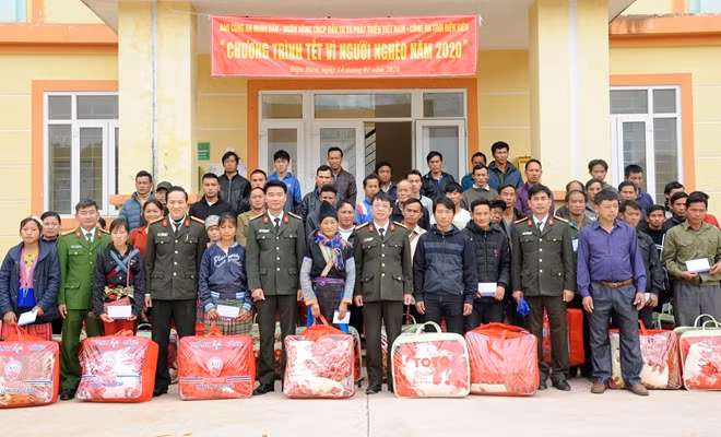 Đại tá Phạm Quang Khải và đoàn công tác cùng bà con nhân dân xã Nậm Vì.
