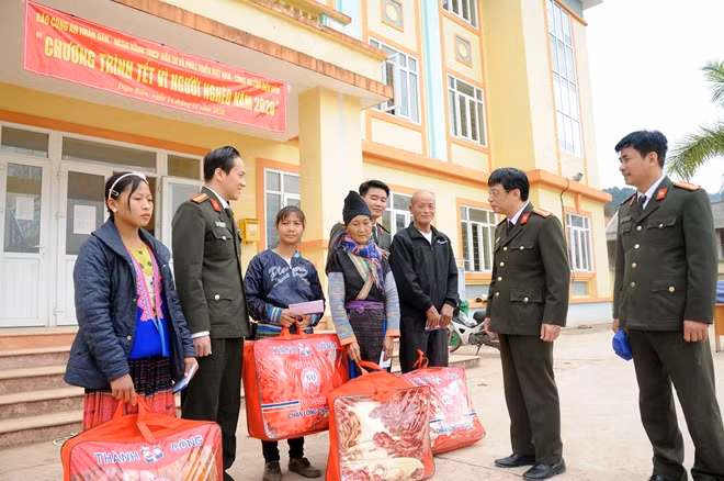 Đoàn công tác thăm hỏi, động viên bà con nhân dân xã Nậm Vì.