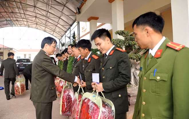 Đoàn công tác trao quà tặng cán bộ, chiến sỹ có hoàn cảnh khó khăn huyện Mường Nhé.
