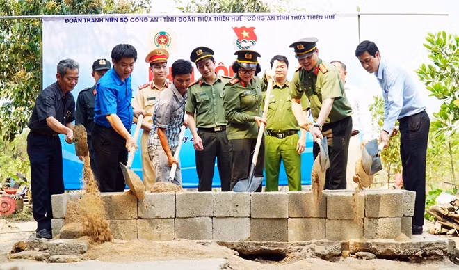 Đoàn công tác cùng các đại biểu tổ chức Lễ khởi công xây dựng “Ngôi nhà 19/8”.