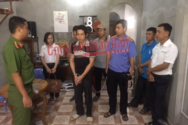 Cầm Văn Chương được đưa đến hiện trường thực nghiệm điều tra.