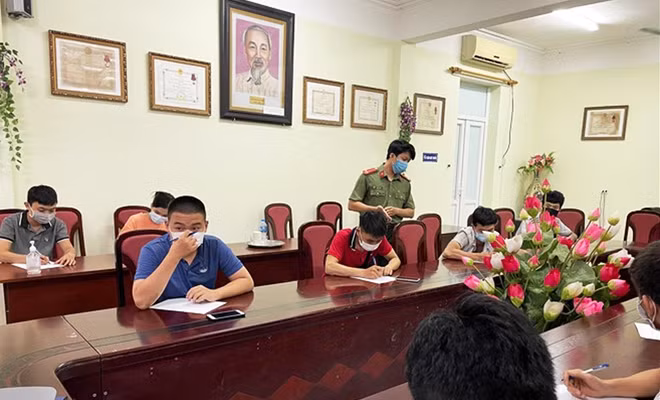 Mỗi khách bị xử phạt 2 triệu đồng.