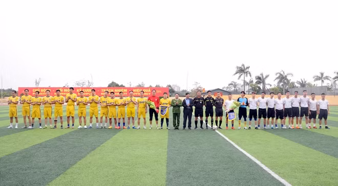 Lãnh đạo hai đơn vị và cầu thủ hai đội chụp ảnh lưu niệm trước trận đấu.