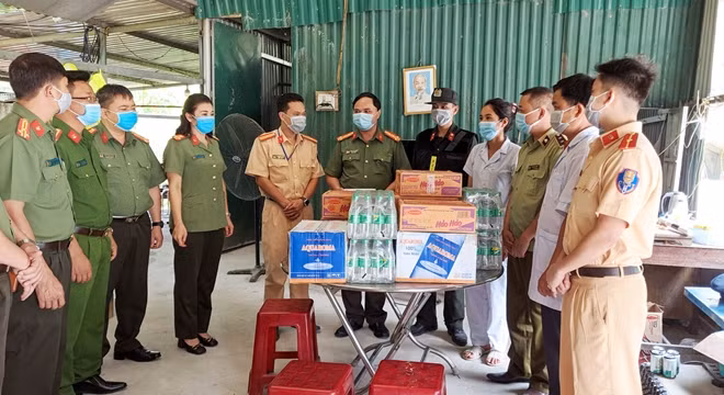 Thăm hỏi, động viên CBCS làm nhiệm vụ tại điểm phòng dịch tại QL 4A, thuộc xã Đức Xuân, huyện Thạch An, tỉnh Cao Bằng tiếp giáp với tỉnh Lạng Sơn.