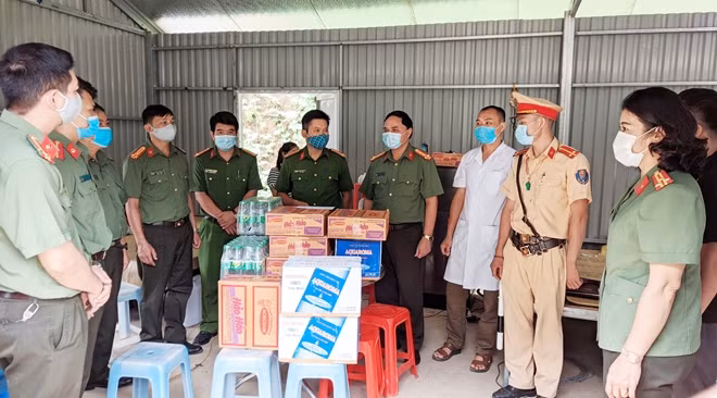 Tặng quà chốt phòng chống dịch COVID-19 tại huyện Bảo Lâm, giáp ranh với tỉnh Hà Giang.