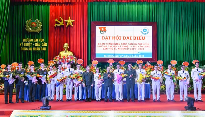 Lãnh đạo Ban Giám hiệu nhà trường và đại diện Ban Thường vụ Đoàn Thanh niên Bộ Công an tặng hoa chúc mừng Ban chấp hành Đoàn Thanh niên khóa mới ra mắt.