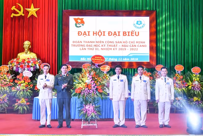 Đại úy Trần Trọng Nguyên, Phó Bí thư Đoàn Thanh niên Bộ Công an tặng hoa chúc mừng Đại hội.