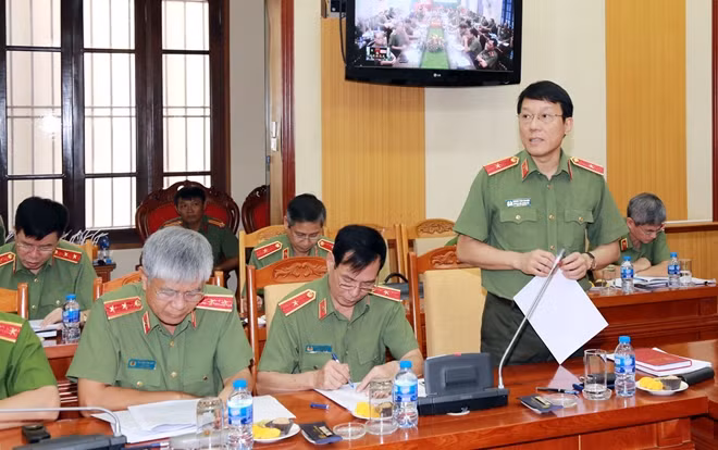 Thiếu tướng Lương Tam Quang, Chánh Văn phòng Bộ Công an báo cáo tóm tắt sơ kết công tác và đề xuất một số nhiệm vụ công tác những tháng cuối năm 2018.
