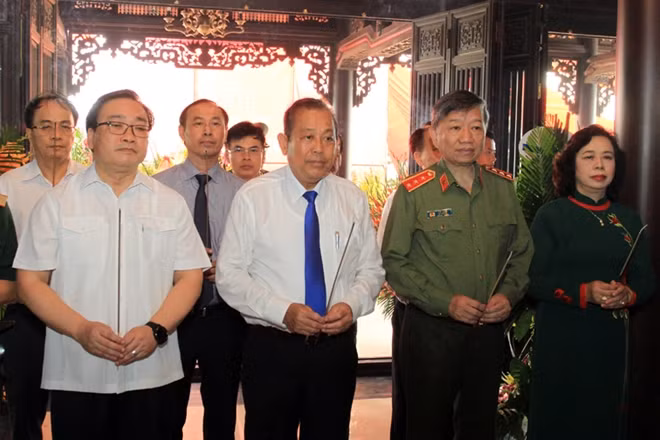 Phó Thủ tướng Thường trực Trương Hòa Bình; Bộ trưởng Tô Lâm; Bí thư Thành ủy Hà Nội Hoàng Trung Hải cùng đại biểu dâng hương tưởng nhớ đồng chí Phan Trọng Tuệ.