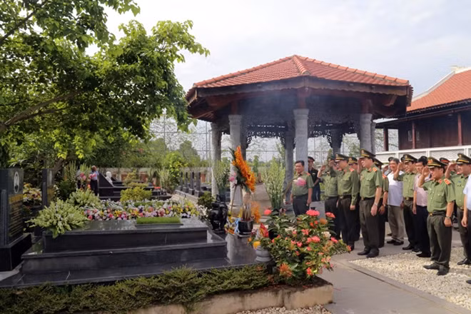 Đoàn đại biểu Đảng ủy Công an Trung ương dâng hương tưởng nhớ đồng chí Phan Trọng Tuệ.