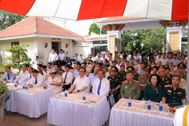 Các đại biểu dự Lễ dâng hương trọng thể đồng chí Phan Trọng Tuệ.