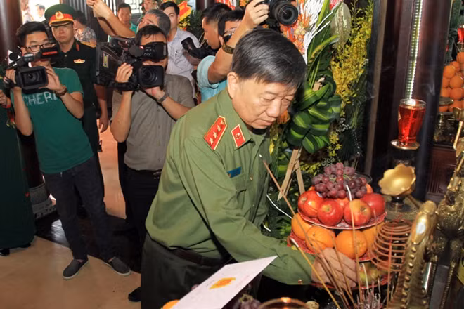 Bộ trưởng Tô Lâm thắp hương tưởng nhớ cố Phó Thủ tướng Phan Trọng Tuệ tại Khu nhà tưởng niệm.