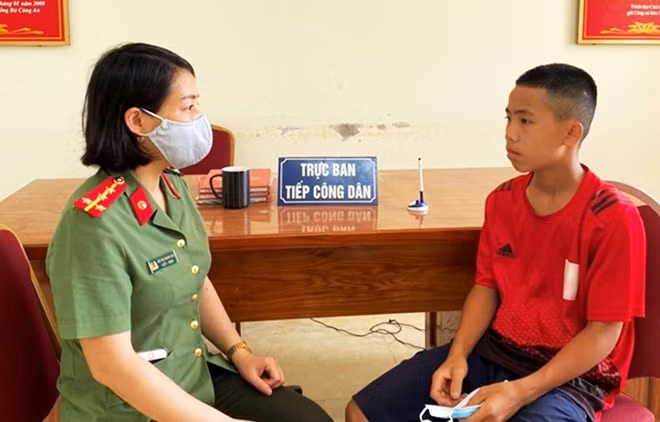 CBCS Công an quận Dương Kinh động viên, giúp đỡ cháu Quyến.