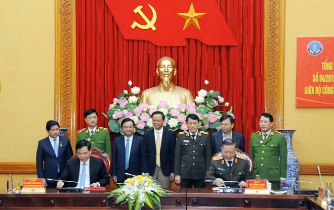 Bộ trưởng Bộ Công an Tô Lâm và Bộ trưởng Bộ NN&PTNT Nguyễn Xuân Cường ký kết Quy chế phối hợp giữa hai Bộ.