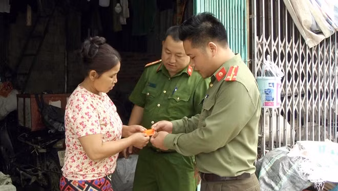 Cán bộ, chiến sỹ 450 chiếc móc khóa cho nhân dân trên địa bàn thị trấn Tam Sơn.