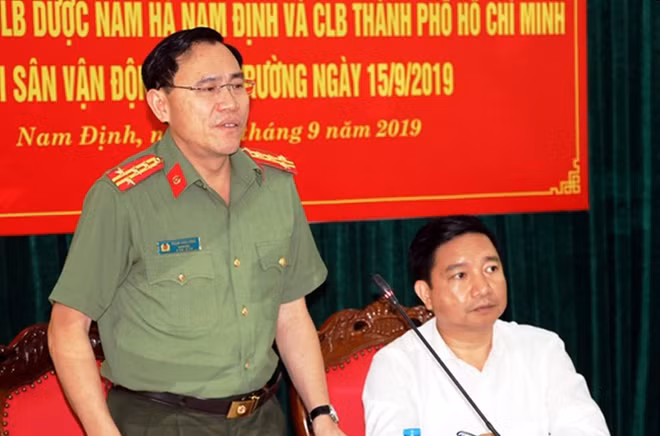 Đại tá Phạm Văn Long, Giám đốc Công an tỉnh Nam Định phát biểu tại buổi họp.