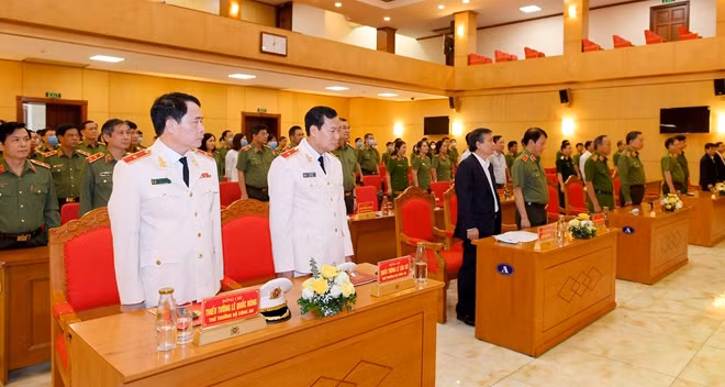 Các đại biểu dự buổi lễ.