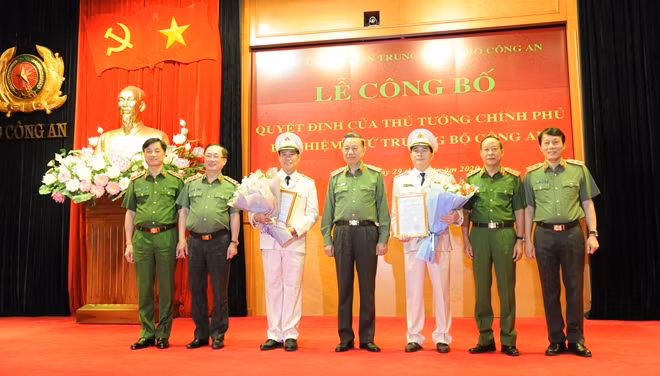 Bộ trưởng Tô Lâm và các Thứ trưởng chúc mừng hai tân Thứ trưởng Bộ Công an.