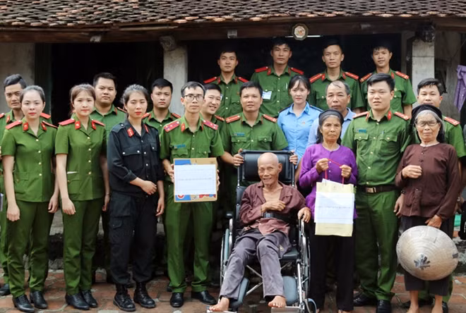 Tuổi trẻ Công an tới thăm hỏi, động viên và trao quà hỗ trợ hộ nghèo bị ảnh hưởng nặng do mưa lũ tại huyện Chương Mỹ.