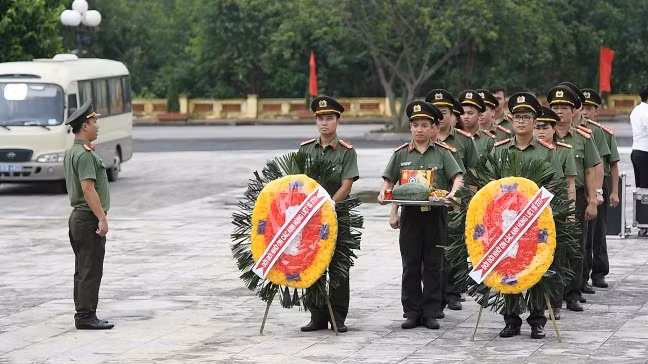 Tuổi trẻ Trường Đại học Kỹ thuật - Hậu cần CAND dâng hoa, dâng hương tưởng niệm các anh hùng liệt sỹ tại Đài tưởng niệm các anh hùng liệt sỹ tỉnh Phú Thọ.