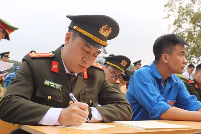 Tuổi trẻ Công an hăng hái tham gia hiến máu tình nguyện.