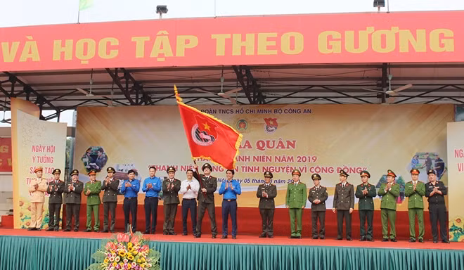 Bí thư Trung ương Đoàn Nguyễn Ngọc Lương trao cờ ra quân Tháng Thanh niên năm 2019.
