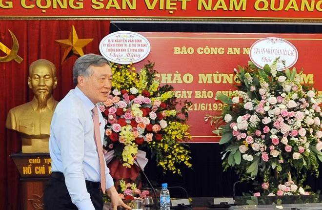 Đồng chí Nguyễn Hòa Bình ghi nhận, biểu dương thành tích mà Báo CAND đạt được trong thời gian qua.