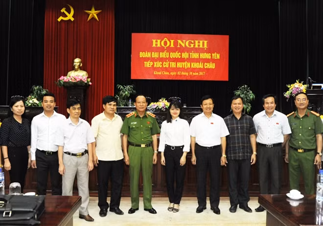 Thứ trưởng Lê Quý Vương và các đại biểu tại buổi tiếp xúc cử tri.