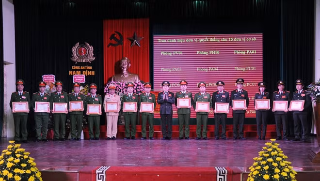 Đại tá Phạm Văn Long khen thưởng các tập thể, cá nhân có thành tích tiêu biểu.