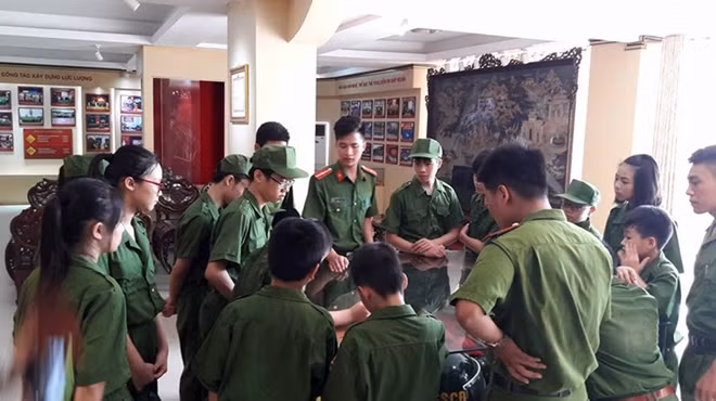 Các tiểu đội thăm nhà Truyền thống CAND, được trải nghiệm, trau dồi những kiến thức về lòng yêu nước và sự chiến đấu hy sinh dũng cảm của các chiến sỹ CAND.