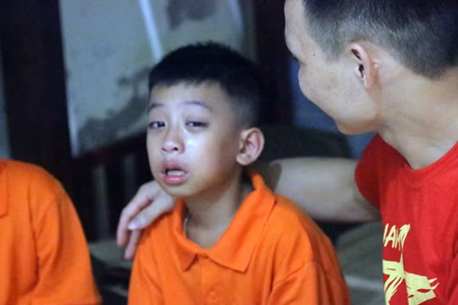 Một số chiến sĩ nhỏ mếu máo vì nhớ nhà.