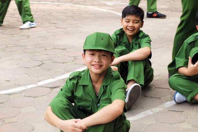 Nụ cười tươi sáng của các em thiếu nhi là điều luôn bắt gặp mỗi sớm trước khi lên lớp.