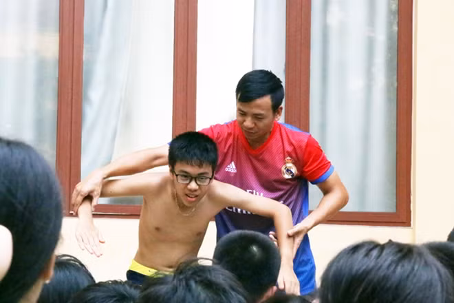 Các em sẽ được rèn luyện các kỹ năng kỹ, bơi cứu đuối…