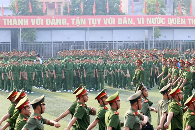 Các chiến sĩ được xem các chú Cảnh sát duyệt đội ngũ.
