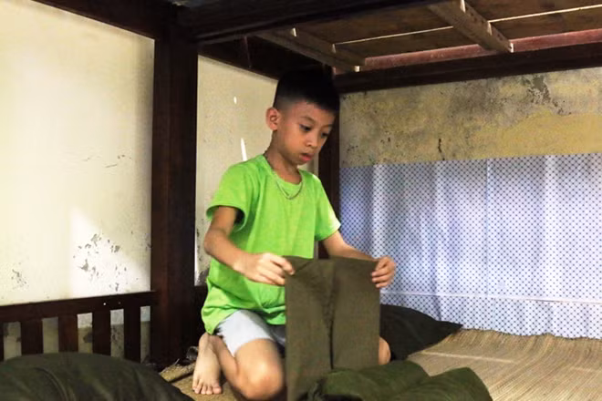 Đây là bài học nội vụ đầu tiên của các em khi tham gia “Học làm chiến sĩ Công an”.