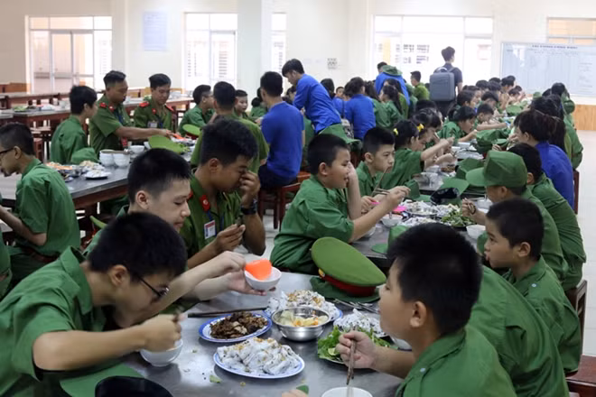 Để phục vụ cho một ngày dài với rất nhiều hoạt động, bữa ăn của các chiến sĩ luôn đầy đủ chất, tràn đầy năng lượng.
